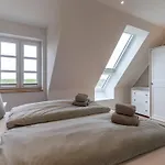 Doppelhaushaelfte In *